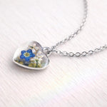 Bracciale con mini cuore, vero forget me not, fiorellini di pizzo, opal flakes, resina UV, regolabile, charm 0,8x0,8 cm.