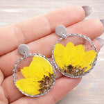 Orecchini cerchi oro ciondolo fiori veri di girasole .Gioielli resina fiori. Idea regalo originale.Regalo unico per lei