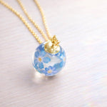 Collana sfera fiori veri Forget me not in resina uv. Ciondolo catenella acciaio. Gioielli resina.Fiori pressati nontiscordardimé