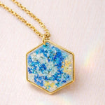 Collana Notte Stellata Van Gogh, ciondolo esagonale con fiori veri in resina, gioiello artistico handmade, regalo amante arte