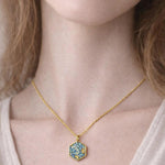 Collana Notte Stellata Van Gogh, ciondolo esagonale con fiori veri in resina, gioiello artistico handmade, regalo amante arte