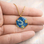 Collana Notte Stellata Van Gogh, ciondolo esagonale con fiori veri in resina, gioiello artistico handmade, regalo amante arte