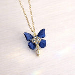 Collana Farfalla blu boho in Resina, Ciondolo ali farfalla, Acciaio Inox, collana pietre strass e perla barocca.