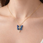 Collana Farfalla blu boho in Resina, Ciondolo ali farfalla, Acciaio Inox, collana pietre strass e perla barocca.