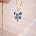 Collana Farfalla blu boho in Resina, Ciondolo ali farfalla, Acciaio Inox, collana pietre strass e perla barocca.