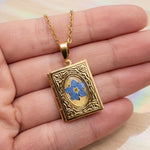 Collana Libro fatato con fiori veri. Ciondolo libro nontiscordardime. Regalo per amante della letteratura. Regalo Fantasy.