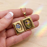 Collana Libro fatato con fiori veri. Ciondolo libro nontiscordardime. Regalo per amante della letteratura. Regalo Fantasy.