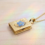 Collana Libro fatato con fiori veri. Ciondolo libro nontiscordardime. Regalo per amante della letteratura. Regalo Fantasy.