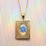 Collana Libro fatato con fiori veri. Ciondolo libro nontiscordardime. Regalo per amante della letteratura. Regalo Fantasy.
