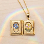 Collana Libro fatato con fiori veri. Ciondolo libro nontiscordardime. Regalo per amante della letteratura. Regalo Fantasy.