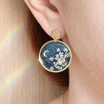 Orecchini con Fiori Veri in Resina e Luna Dorata, Orecchini Pendenti Cerchio Oro, Gioiello Botanico Boho, Regalo per Lei