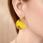 Orecchini cerchi oro ciondolo fiori veri di girasole .Gioielli resina fiori. Idea regalo originale.Regalo unico per lei