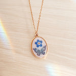 Purple Butterfly and Genuine Forget-Me-Not Necklace in Resin, Vintage Oval Pendant in Gold Stainless Steel, Handcrafted Gift Idea for Women.
