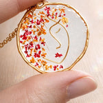 Collana fatta a mano raffigurante volto di donna. Collana con fiori veri in resina. Gioielli unici ed eleganti. Idea regalo per lei