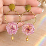 Orecchini con crisantemo rosa vero, cerchi in acciaio dorato 3 cm e perla pendente