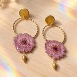 Orecchini con crisantemo rosa vero, cerchi in acciaio dorato 3 cm e perla pendente