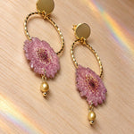 Orecchini con crisantemo rosa vero, cerchi in acciaio dorato 3 cm e perla pendente