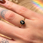 Anello regolabile minimal mini con fiore vero, Pizzo della Regina Anna in resina colorata, acciaio oro regolabile. Anello componibile