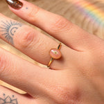 Anello regolabile minimal mini con fiore vero, Pizzo della Regina Anna in resina colorata, acciaio oro regolabile. Anello componibile