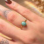 Anello regolabile minimal mini con fiore vero, Pizzo della Regina Anna in resina colorata, acciaio oro regolabile. Anello componibile
